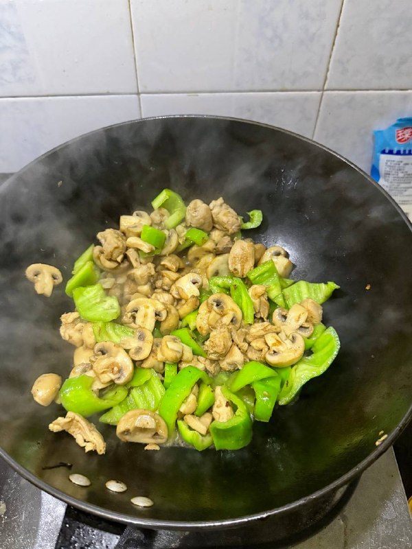 清炒菠菜鲫鱼豆腐汤鸡肉炒口蘑番茄鸡蛋可能其貌不扬🥹🥹，但是极其好吃😋😋，已经严肃光盘😭😭#两人食清炒菠菜鲫鱼豆腐汤鸡肉炒口蘑番茄鸡蛋可能其貌不扬🥹🥹，但是极其好吃😋😋，已经严肃光盘😭😭#两人食