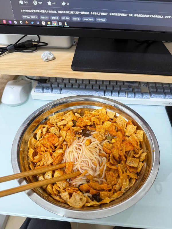 #一人食李子柒螺蛳粉，煮了八分钟感觉还是没煮够，下次先泡一泡！味道还是不错的，可惜没有最爱的炸蛋😭