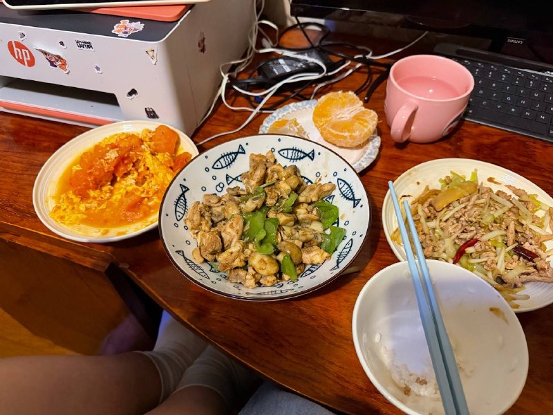 清炒菠菜鲫鱼豆腐汤鸡肉炒口蘑番茄鸡蛋可能其貌不扬🥹🥹，但是极其好吃😋😋，已经严肃光盘😭😭#两人食清炒菠菜鲫鱼豆腐汤鸡肉炒口蘑番茄鸡蛋可能其貌不扬🥹🥹，但是极其好吃😋😋，已经严肃光盘😭😭#两人食