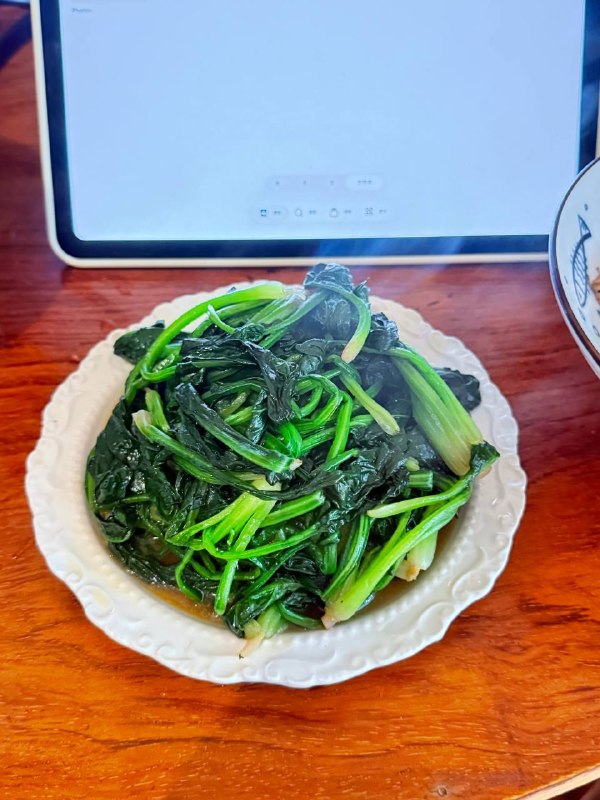 清炒菠菜鲫鱼豆腐汤鸡肉炒口蘑番茄鸡蛋可能其貌不扬🥹🥹，但是极其好吃😋😋，已经严肃光盘😭😭#两人食清炒菠菜鲫鱼豆腐汤鸡肉炒口蘑番茄鸡蛋可能其貌不扬🥹🥹，但是极其好吃😋😋，已经严肃光盘😭😭#两人食