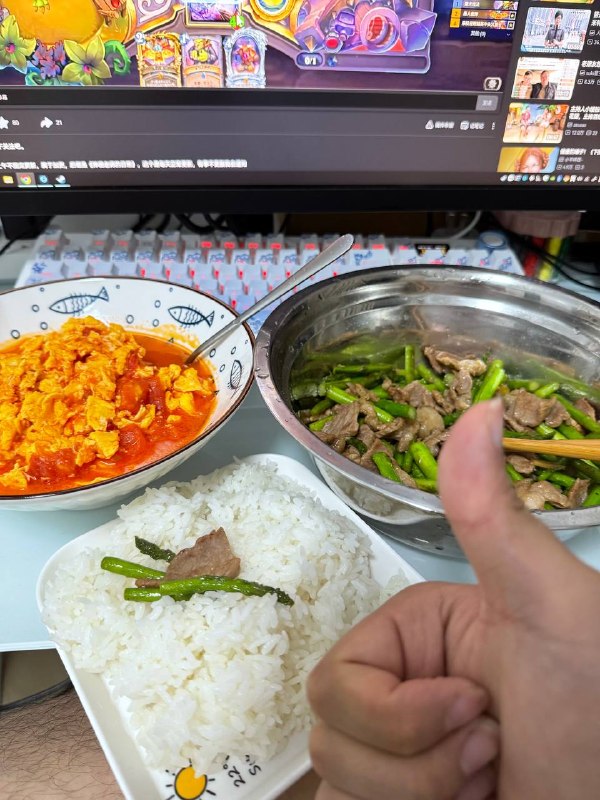 #一人食西红柿炒蛋+芦笋炒肉鸡蛋没煎到位，电磁炉的火力还是太小了，需要更多时间！另外芦笋根太老了，下次直接丢掉好了
