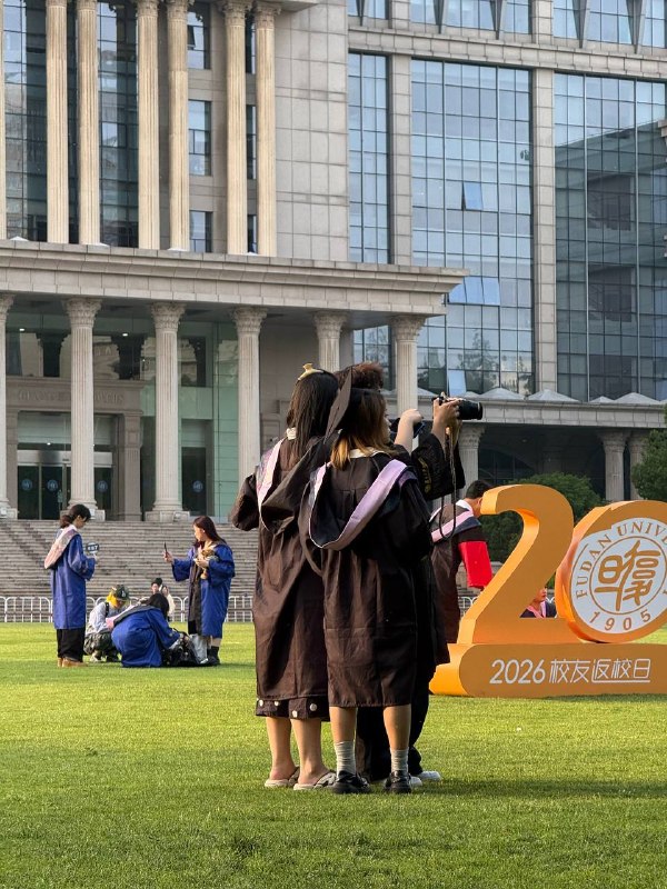 又是一年毕业季，光草上长满了毕业生🎓