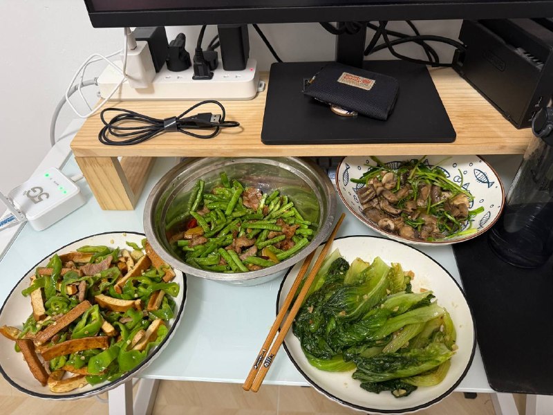 #一人食（其实是两只猪吃了四个菜）蘑菇放点油直接炒就很好吃了，蚝油生菜简单好吃