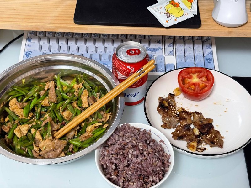 #一人食 豆角炒肉，梅花肉油真的多啊！番茄屁股烂了，只能切一半了，当作水果