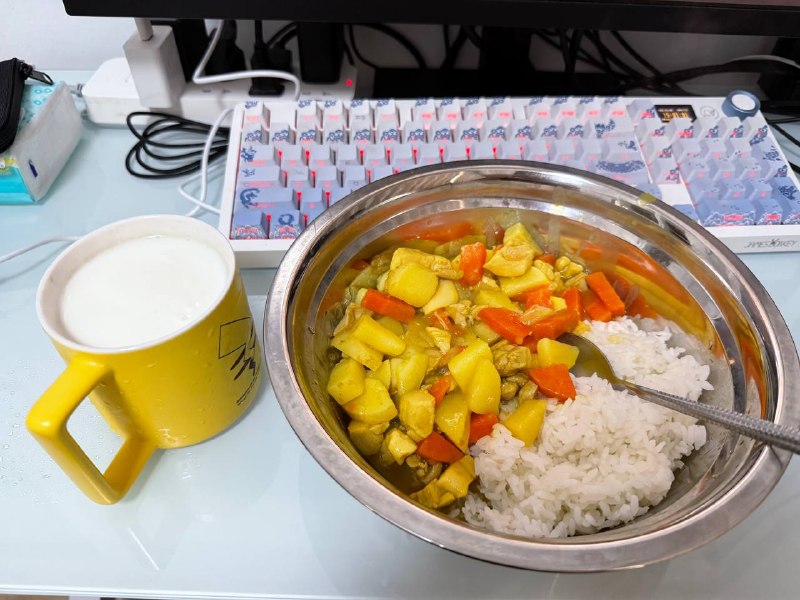 #一人食鸡肉咖喱，用了最爱的椰香咖喱，效果不错哦！先是加盖子小火煮开了十分钟，最后再开盖大火收汁五分钟，完美！
