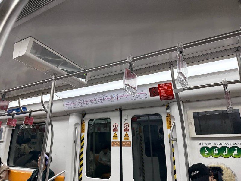 坐了那么多的地铁（北京、广州、深圳、成都、武汉、苏州、南京、日本东京京都名古屋札幌等等等等），上海地铁是唯一一个、我不论坐在哪里都无法通过目光所及的信息快速判断自己到了哪站的轨交😓💦经常出现车到站了我得张望半天才能发现自己到哪一站😭1️⃣线路示意图（大概率）是一个在信息时代毫无用处的贴纸，就不能全线更新一下？有的线路就是一个电子灯牌、可以精确指示列车运行情况